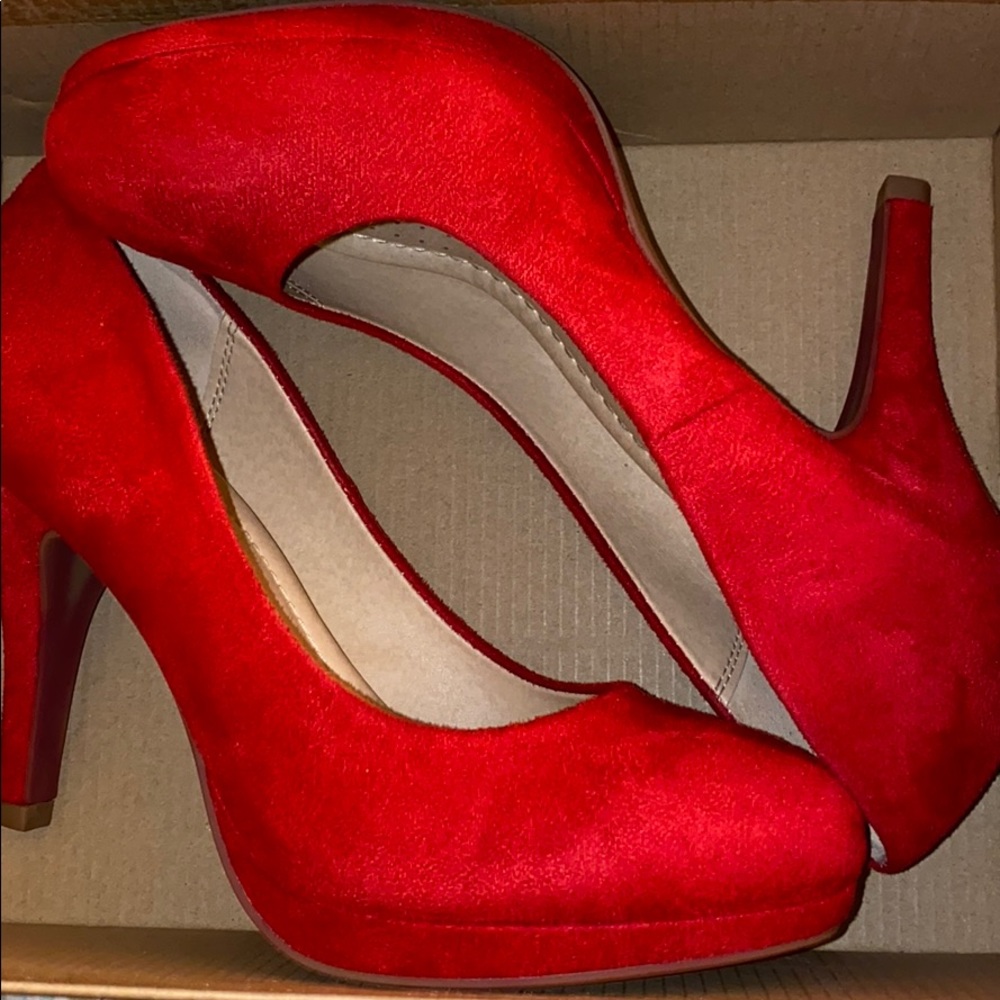 Red pumps